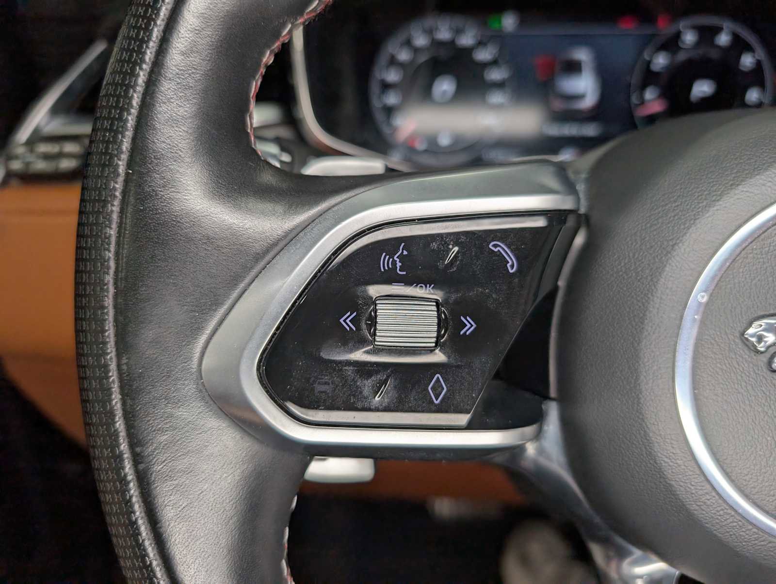 Used 2021 Jaguar F-PACE SVR image 34