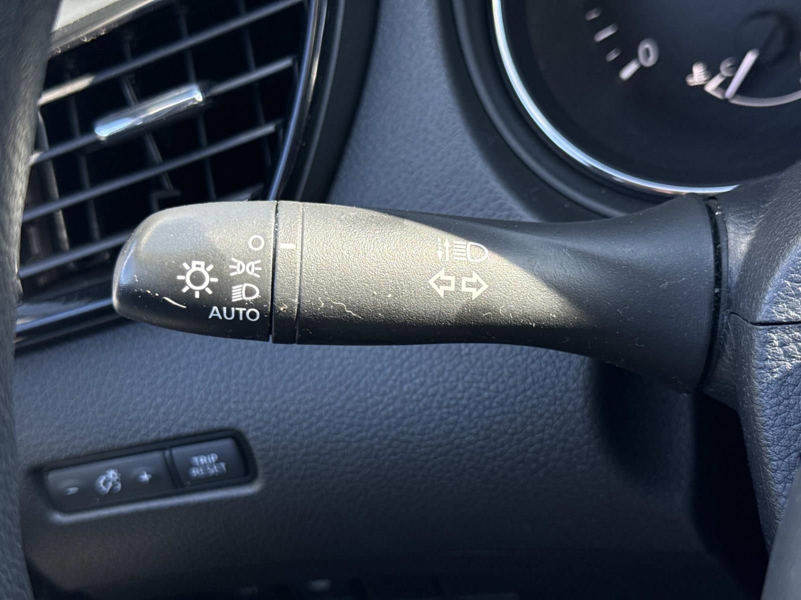 Used 2022 Nissan Rogue Sport S image 17