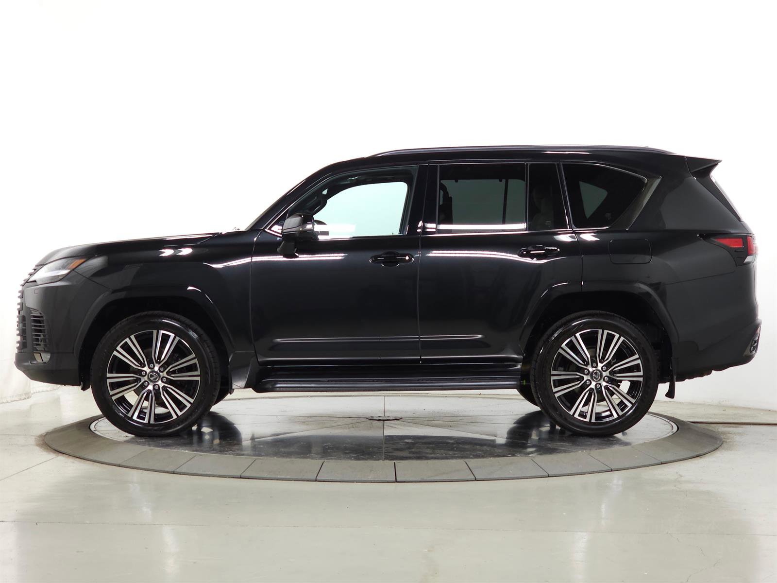 Certified 2024 Lexus LX 600 4WD w/ Appearance Package image 5