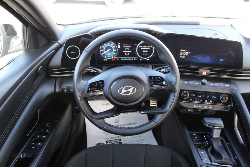 Used 2025 Hyundai Elantra SEL image 15