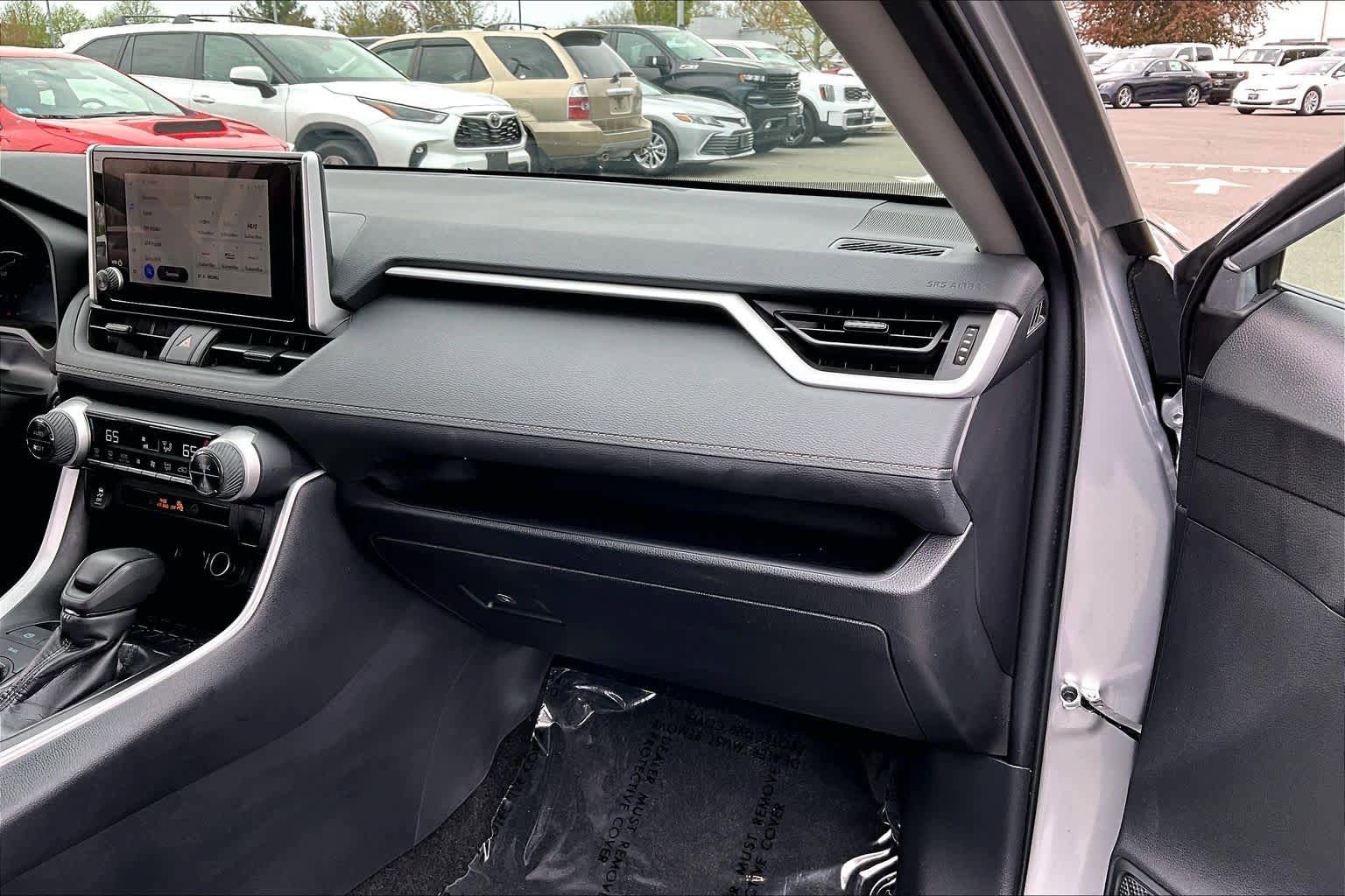 Used 2025 Toyota RAV4 XLE AWD/4WD image 19