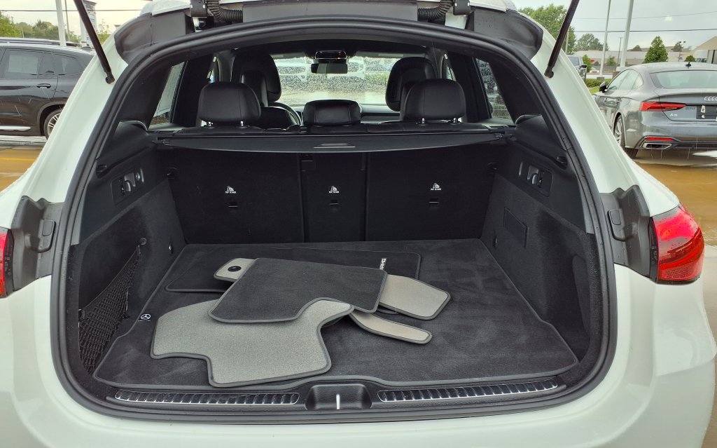 Used 2025 Mercedes-Benz GLC 300 image 9