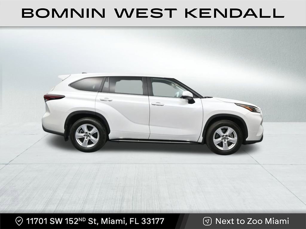 Used 2025 Toyota Highlander LE image 6