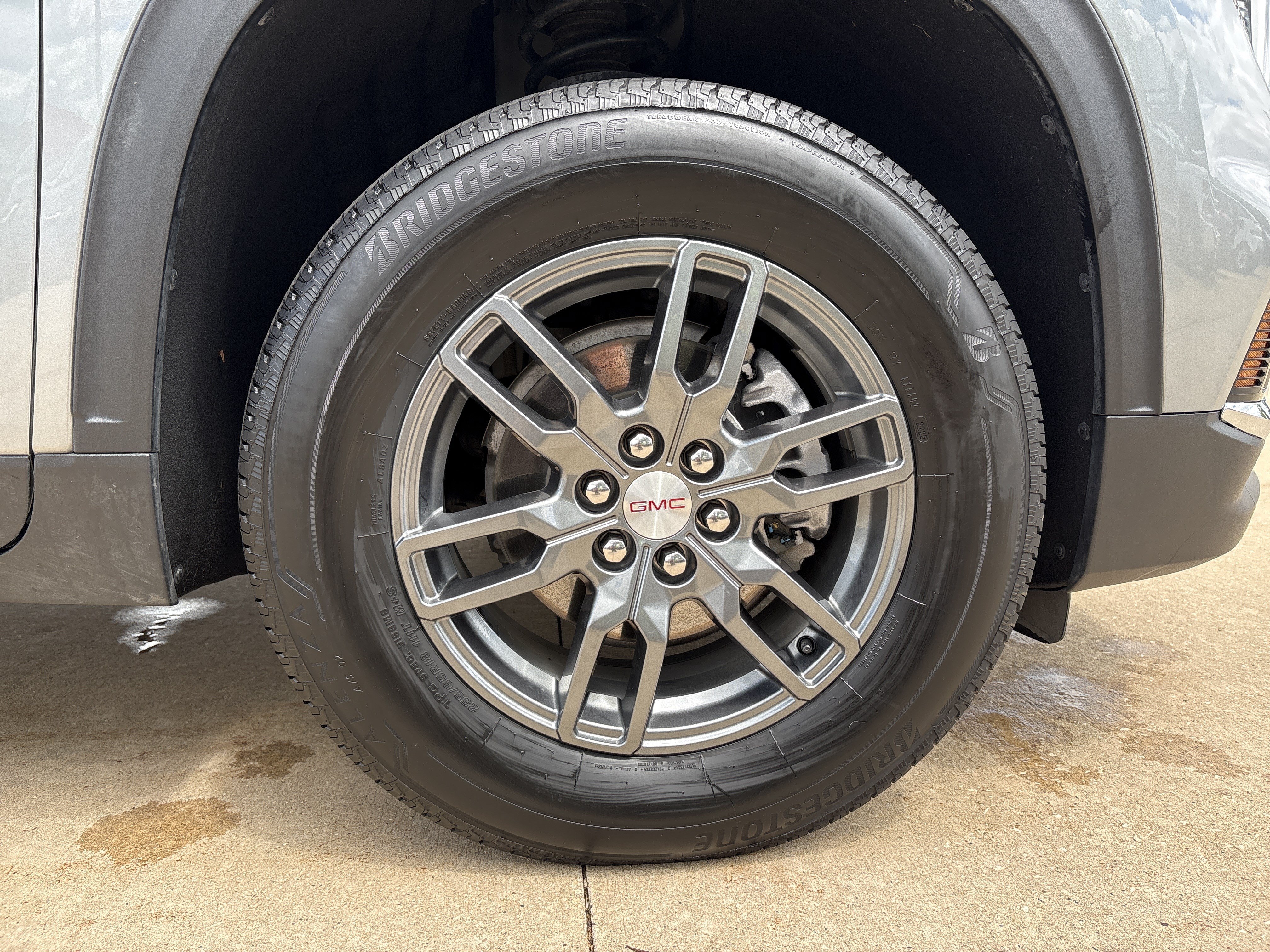 Used 2025 GMC Acadia Elevation FWD image 9