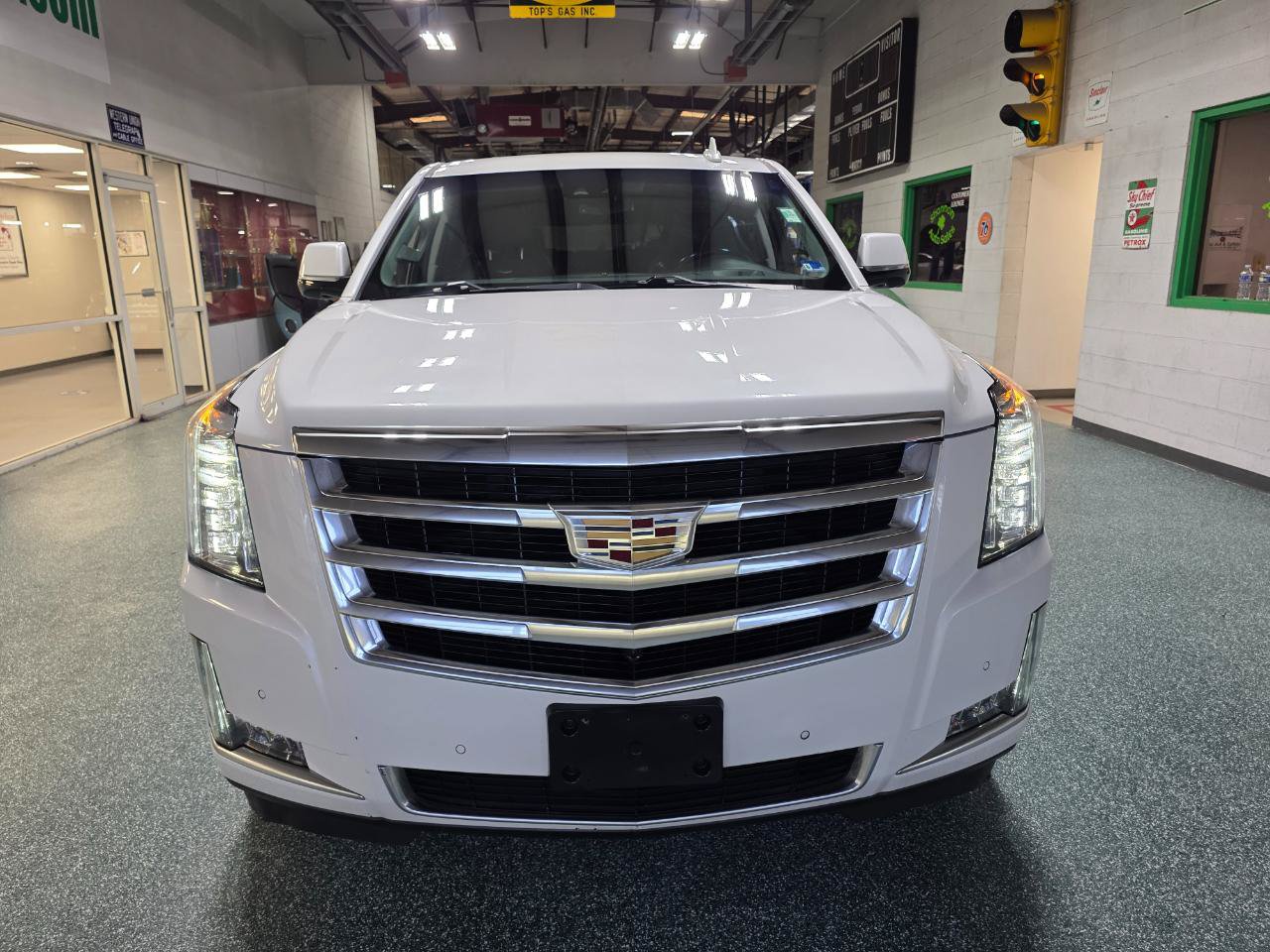 Used 2020 Cadillac Escalade ESV Luxury AWD/4WD image 3