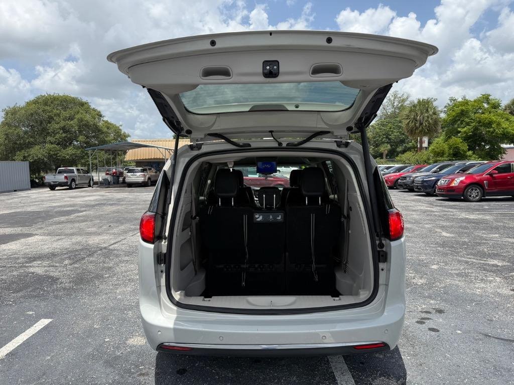 Used 2017 Chrysler Pacifica Touring-L FWD image 22