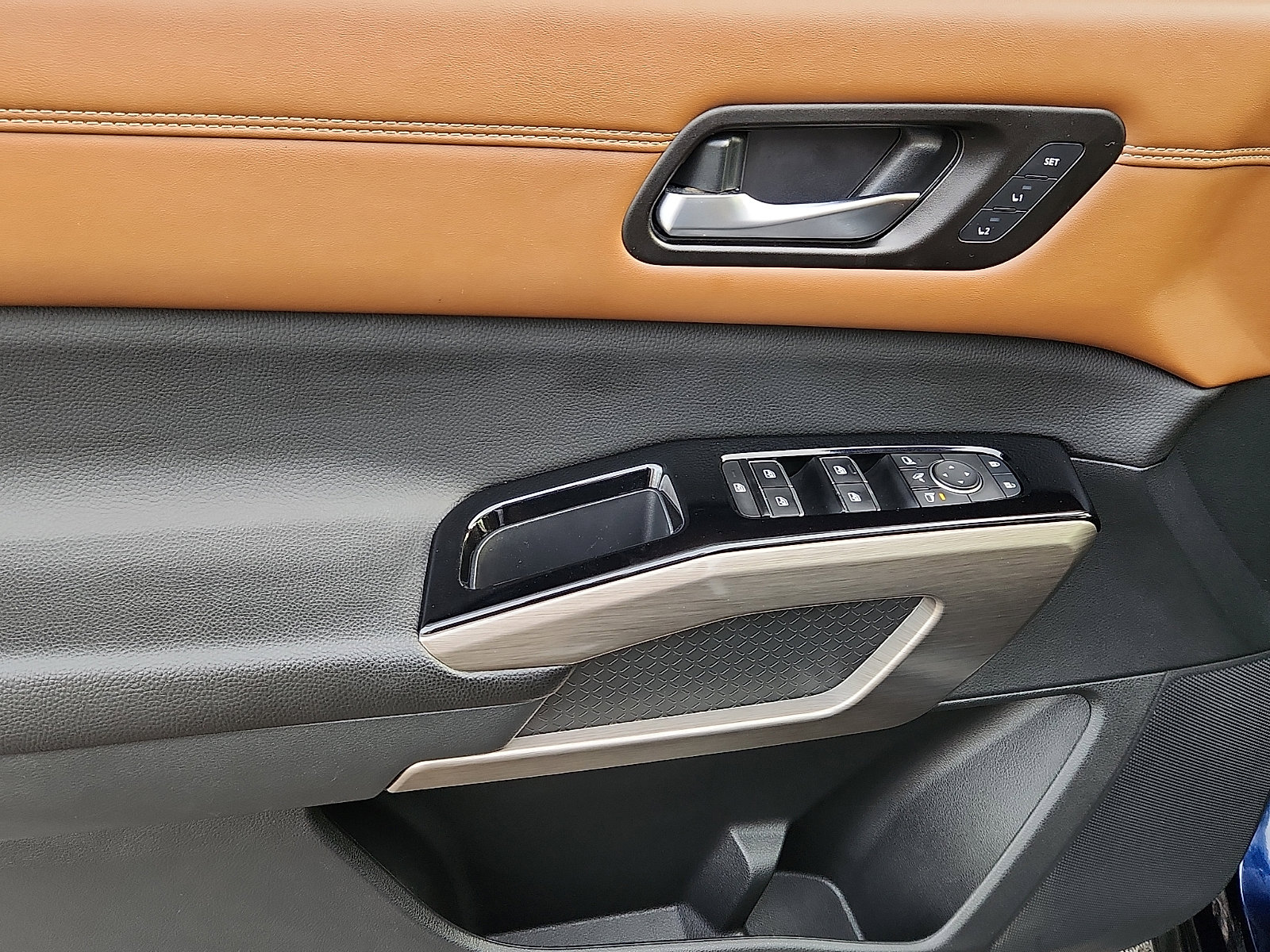 Used 2023 Nissan Pathfinder Platinum w/ Cargo Package image 15