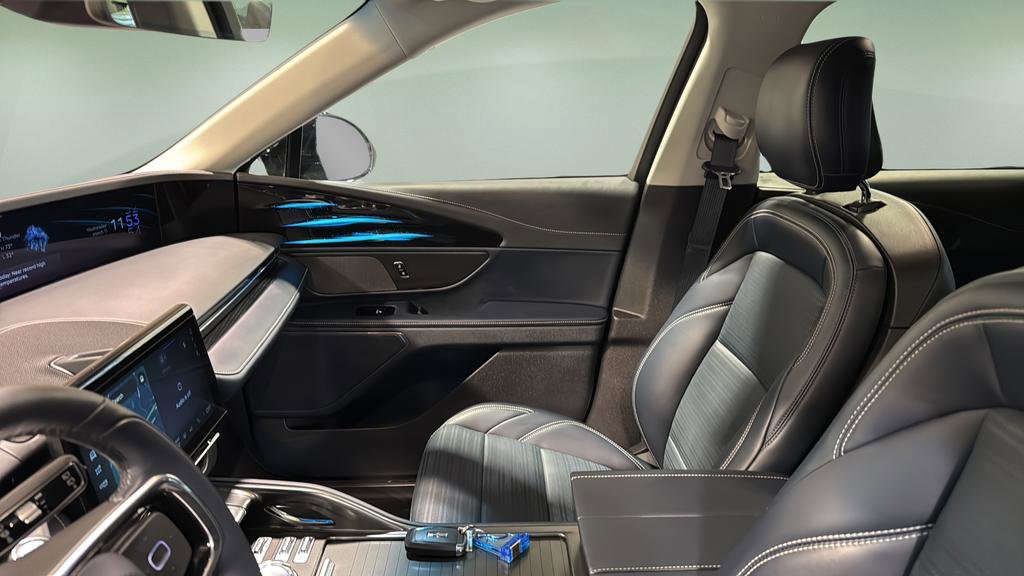 Used 2024 Lincoln Nautilus Reserve image 12