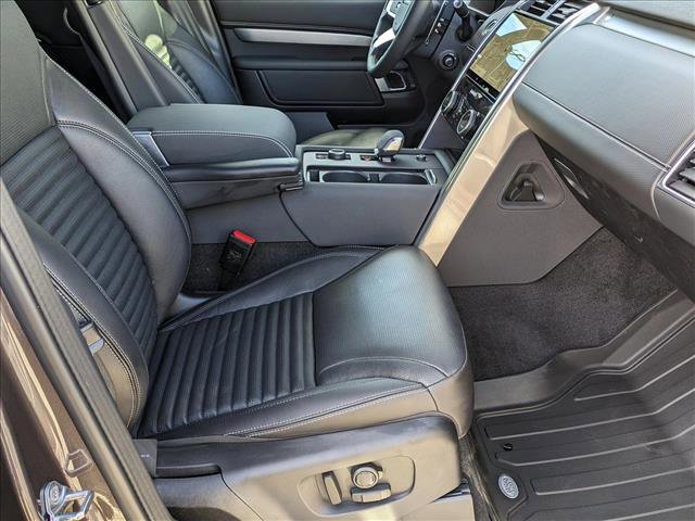 New 2024 Land Rover Discovery Dynamic SE image 18
