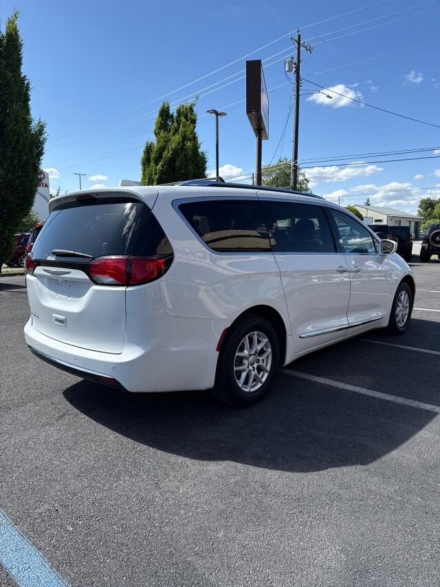 Used 2020 Chrysler Pacifica Touring-L FWD image 6