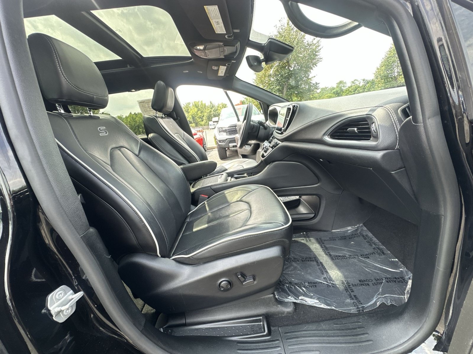 Used 2025 Chrysler Pacifica Limited FWD image 36