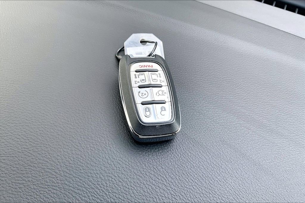 Used 2024 Chrysler Pacifica Touring-L FWD image 11