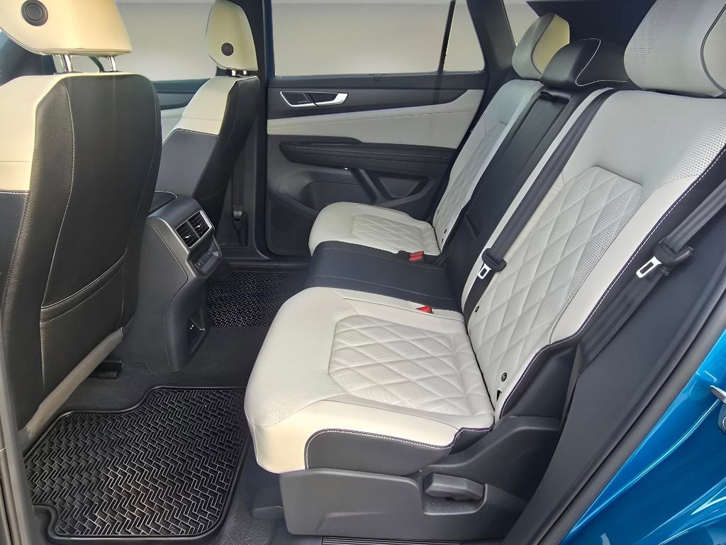 Used 2025 Volkswagen Atlas Cross Sport SEL Premium R-Line image 14