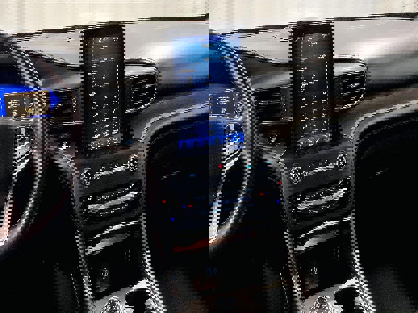 Used 2020 Ford Explorer Platinum w/ Premium Technology Package image 18