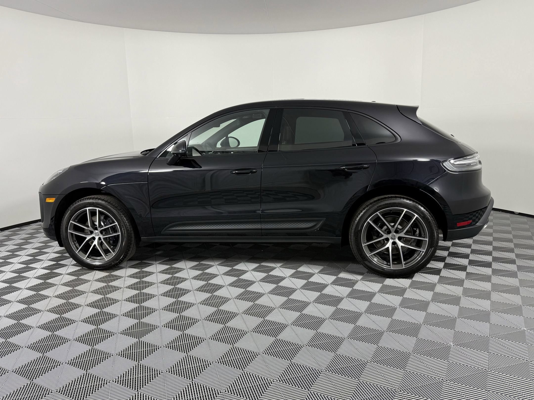 Certified 2026 Porsche Macan AWD/4WD image 2