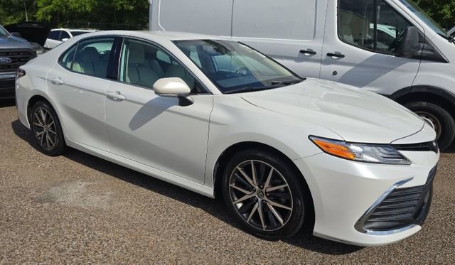 Used 2022 Toyota Camry XLE image 1