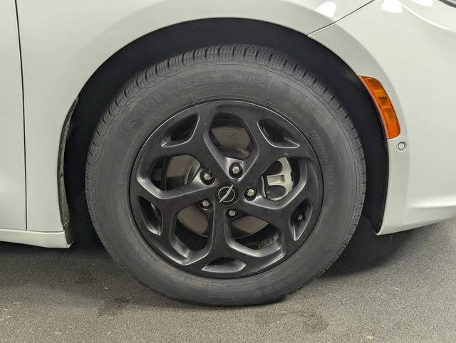 Used 2024 Chrysler Pacifica Limited FWD image 12
