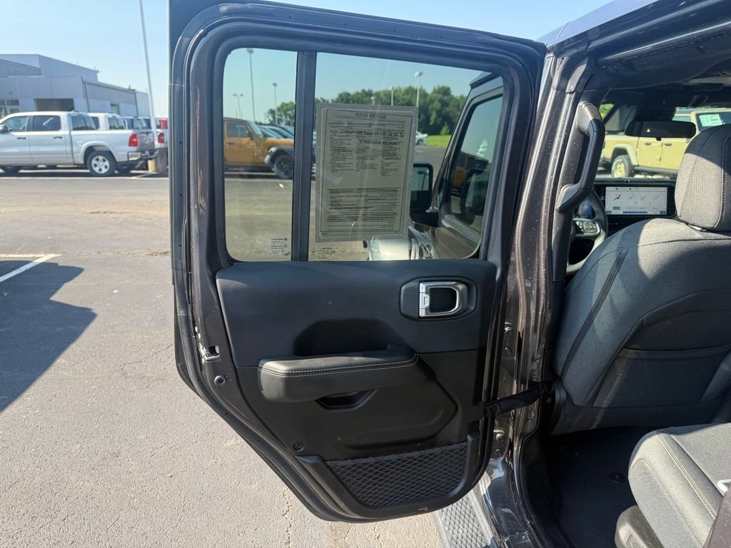 Used 2025 Jeep Wrangler Unlimited Sahara AWD/4WD image 36