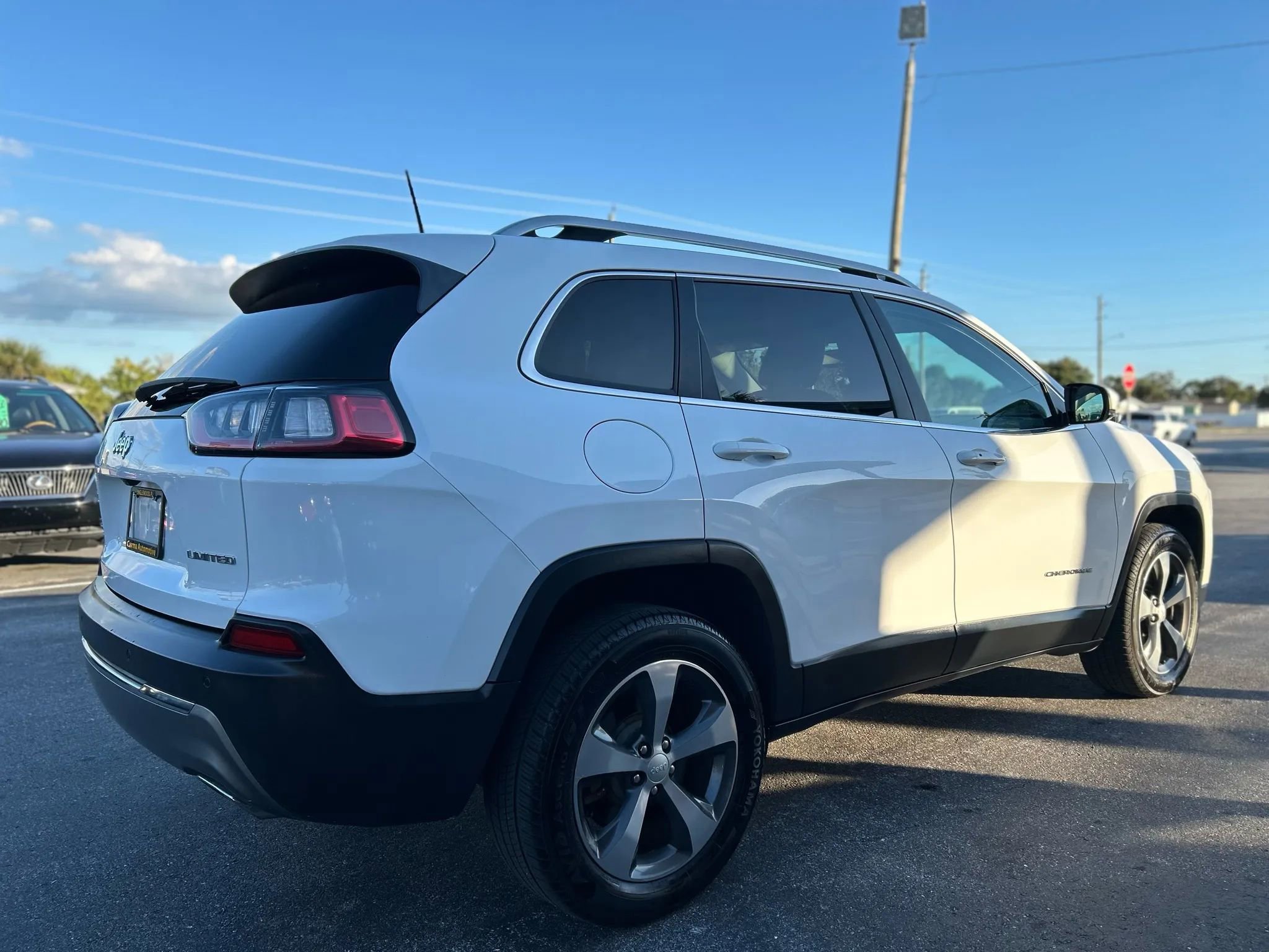 Used 2019 Jeep Cherokee Limited image 2