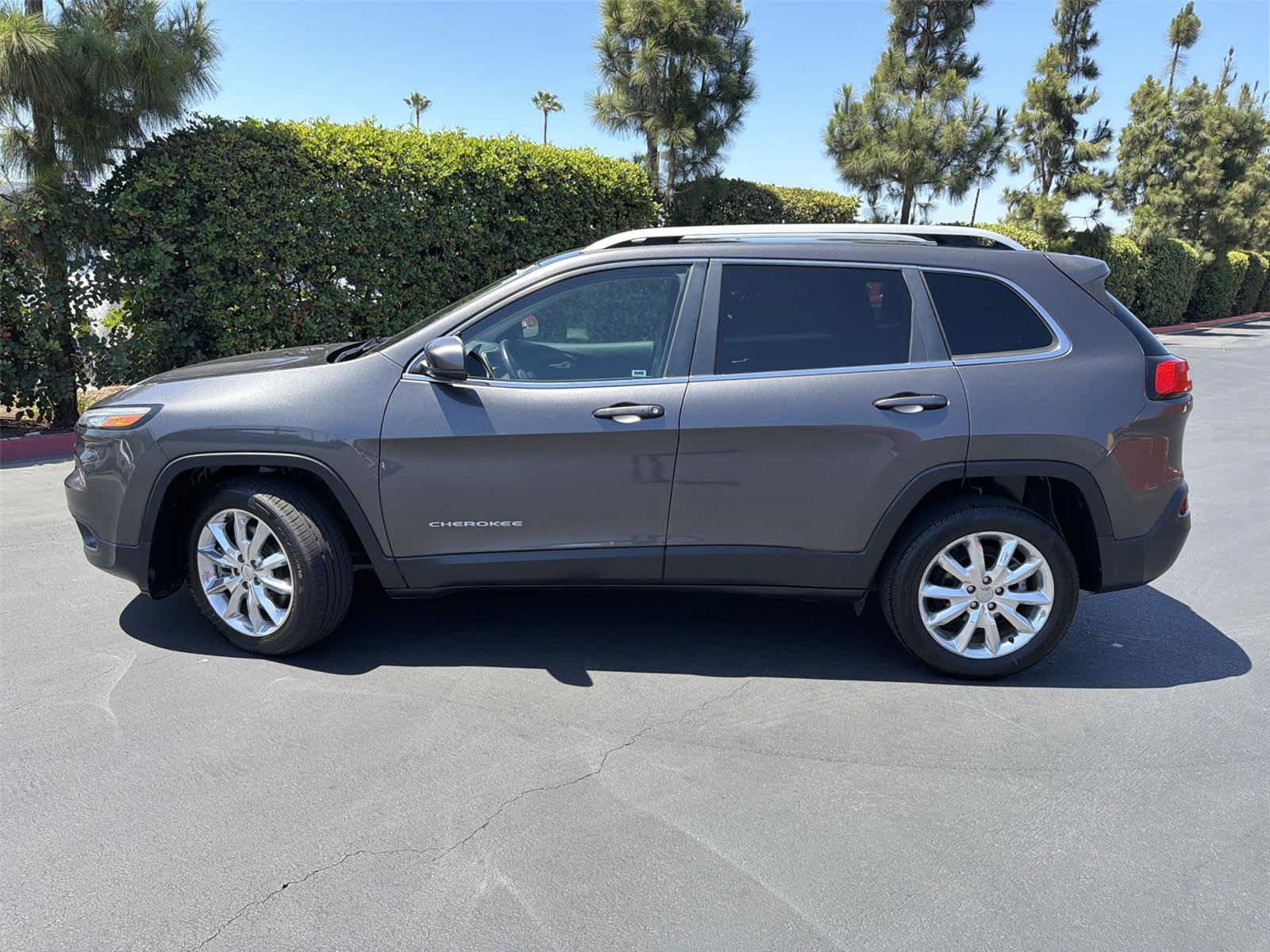 Used 2017 Jeep Cherokee Limited FWD image 3