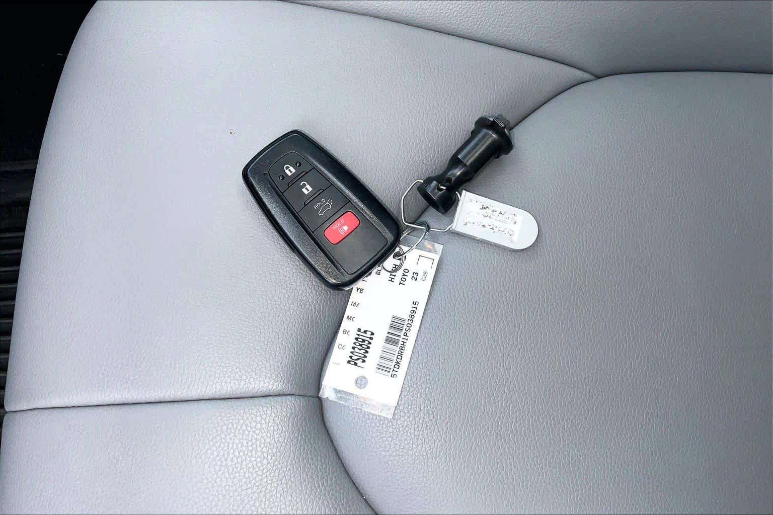 Used 2023 Toyota Highlander XLE AWD/4WD image 15