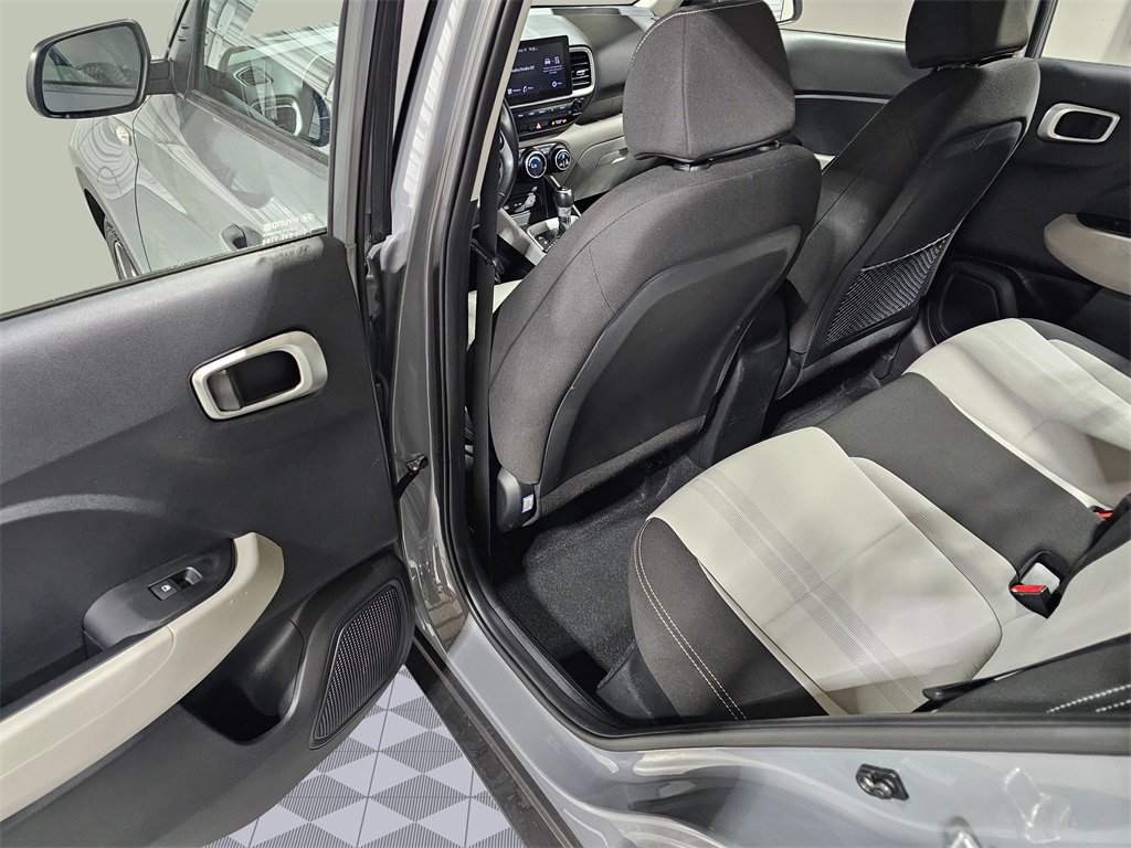 Used 2022 Hyundai Venue SEL image 17