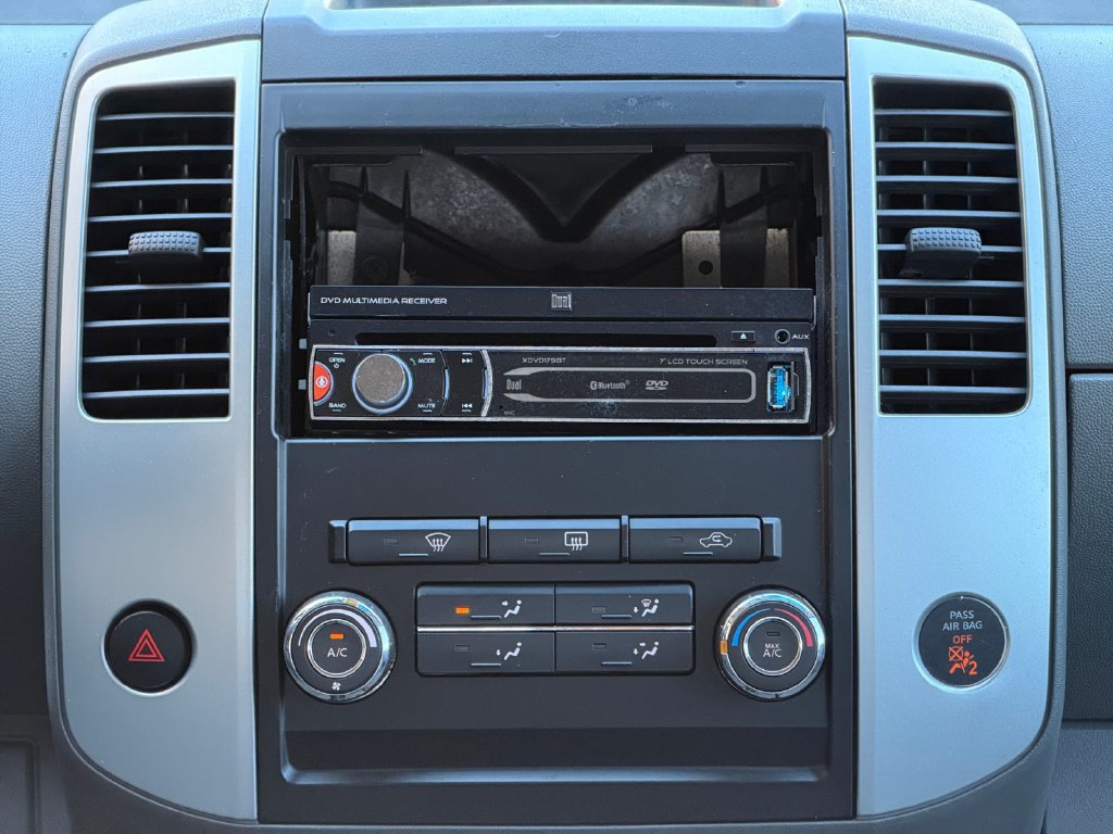 Used 2010 Nissan Frontier SE RWD image 11