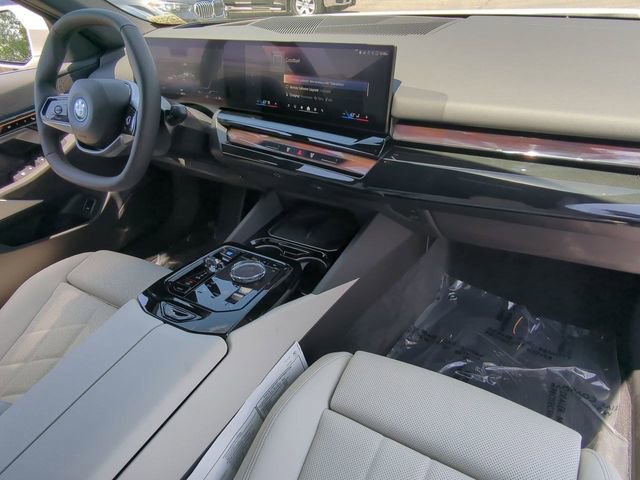 Used 2025 BMW i5 eDrive40i w/ Executive Package image 12