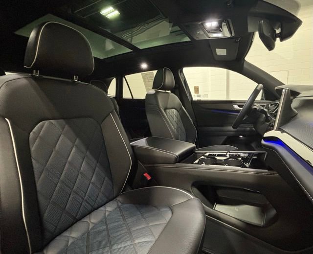 Used 2025 Volkswagen Atlas Cross Sport SEL Premium R-Line image 16