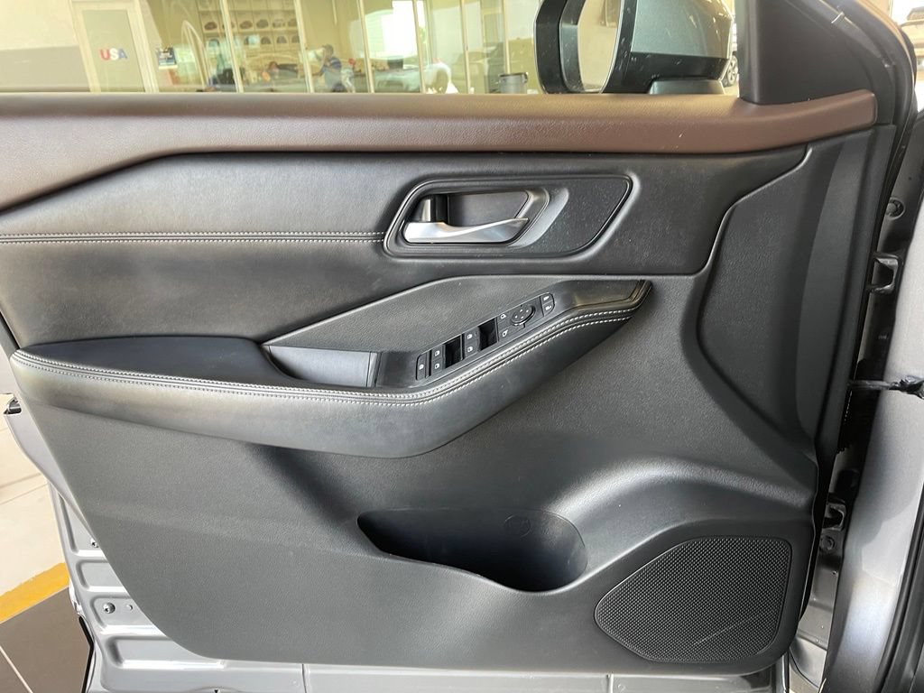 Certified 2023 Nissan Rogue SV w/ SV Premium B Package FWD image 9