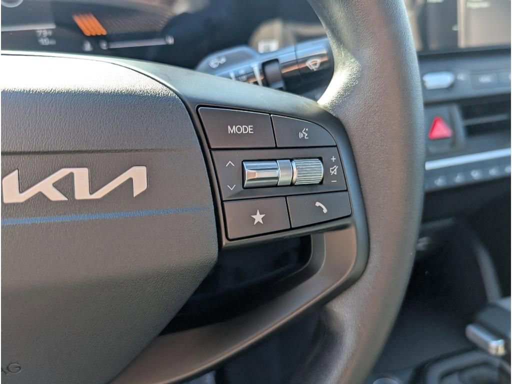 New 2025 Kia K4 LXS image 18