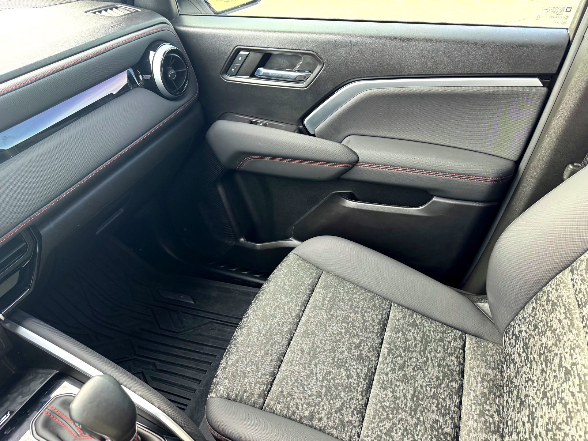 Used 2024 Chevrolet Colorado Z71 w/ Z71 Convenience Package 2 image 28