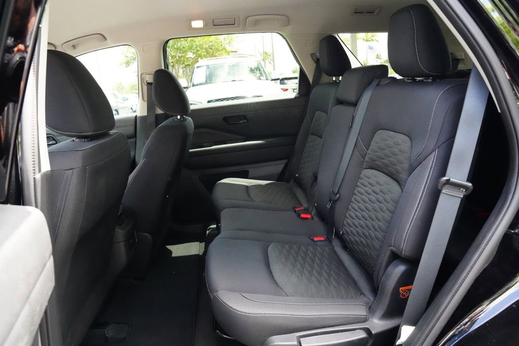 Used 2023 Nissan Pathfinder S image 14