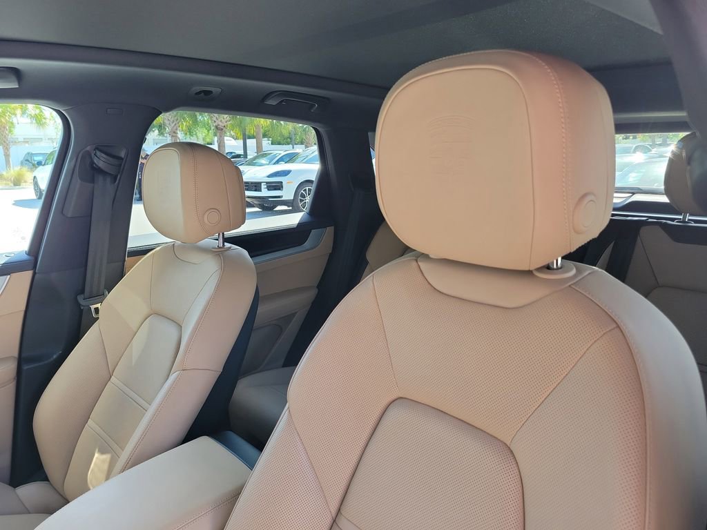 Certified 2025 Porsche Cayenne image 6
