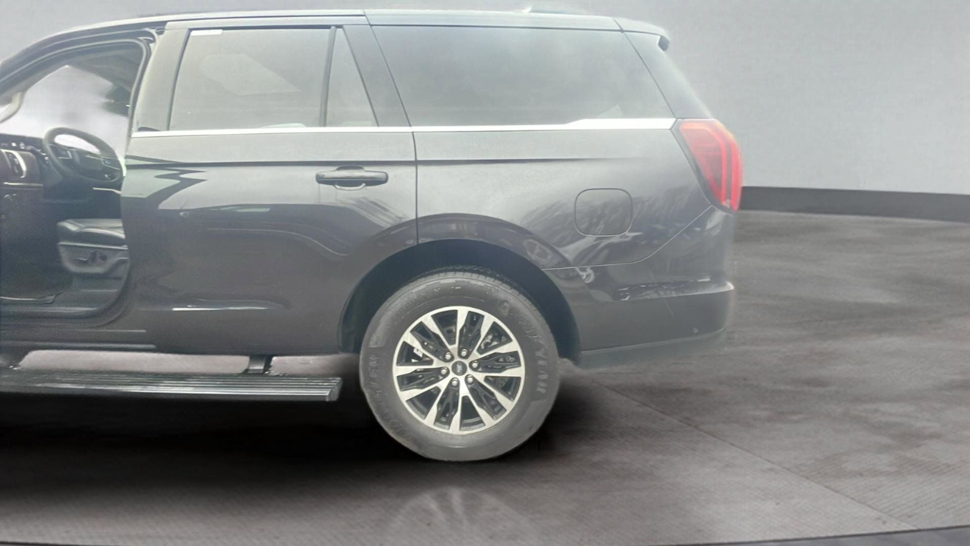 Certified 2025 Ford Expedition Platinum image 25