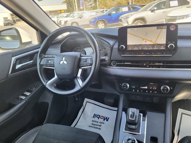 Used 2024 Mitsubishi Outlander SE image 16