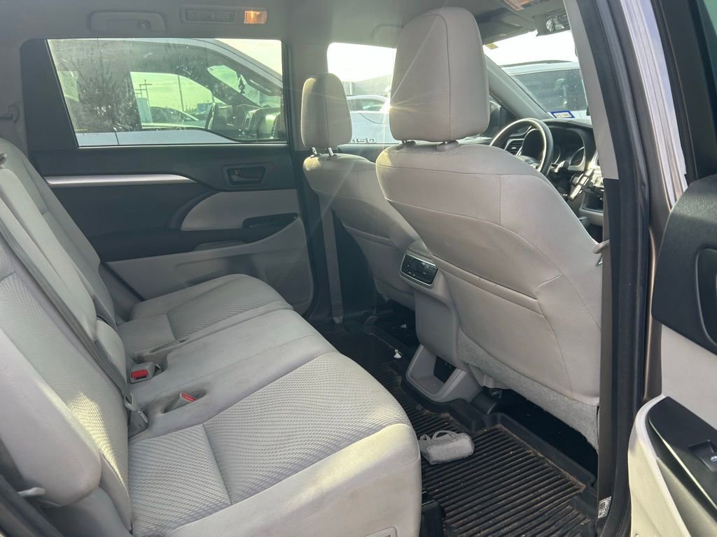 Used 2017 Toyota Highlander LE FWD image 4