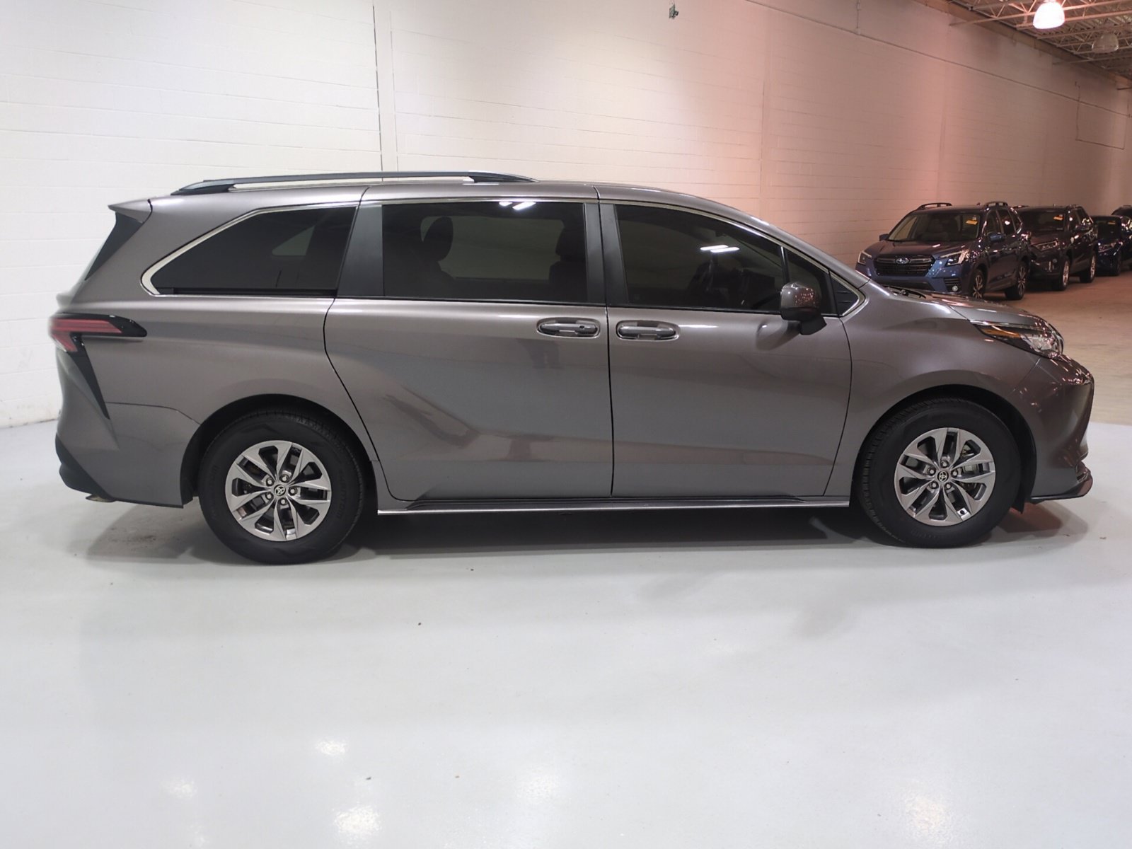 Used 2022 Toyota Sienna LE FWD image 2