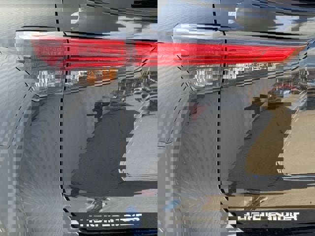 Used 2022 Toyota Highlander XLE image 6