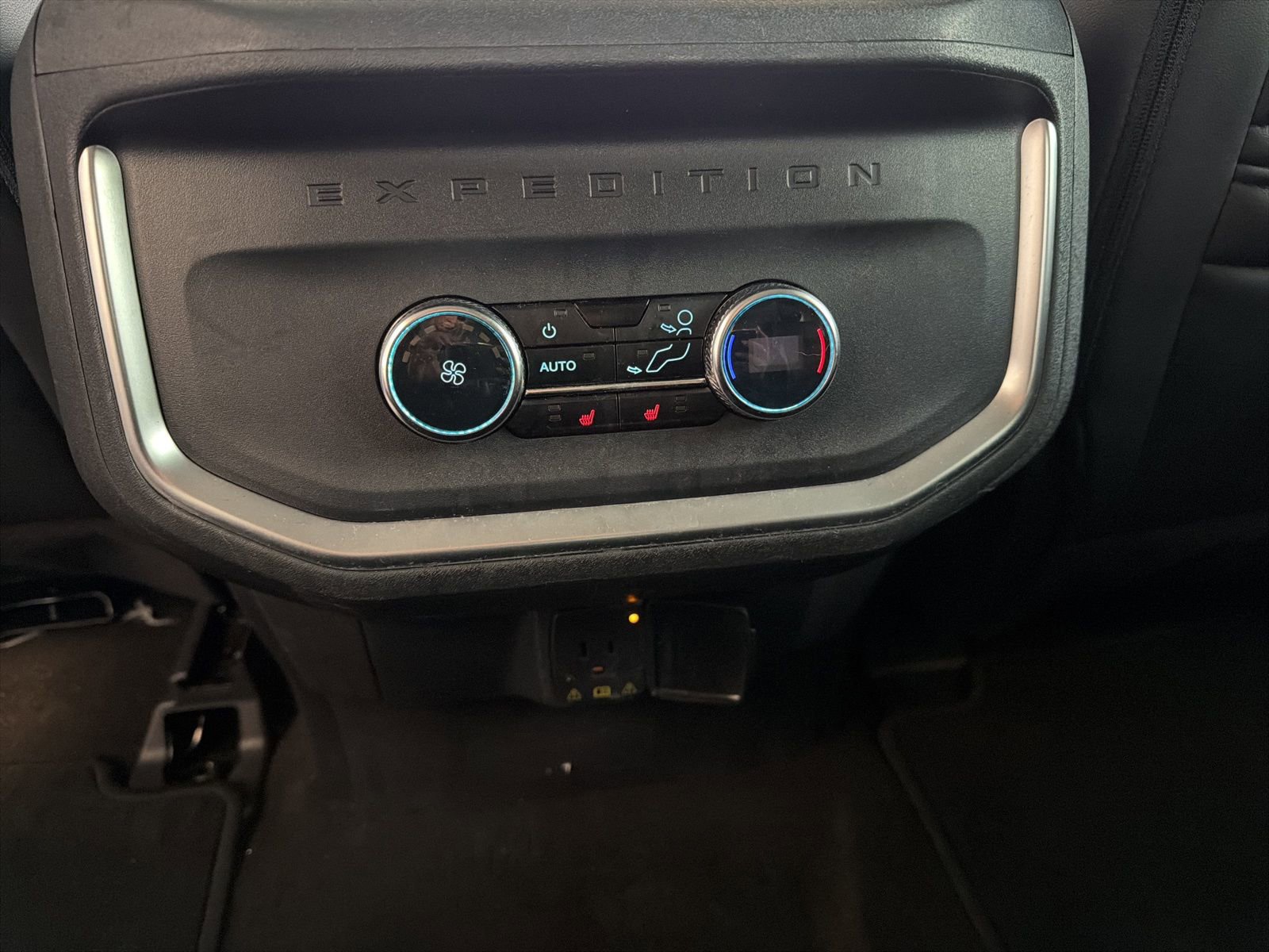 Used 2025 Ford Expedition Platinum image 19