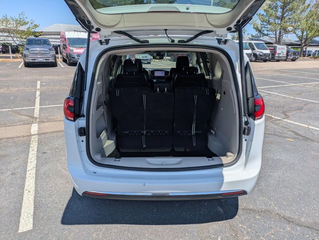 Used 2022 Chrysler Pacifica Touring-L FWD image 6