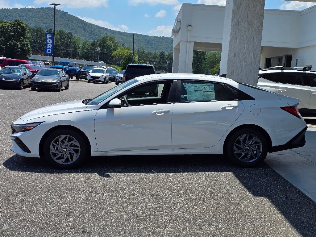 New 2025 Hyundai Elantra Blue image 24
