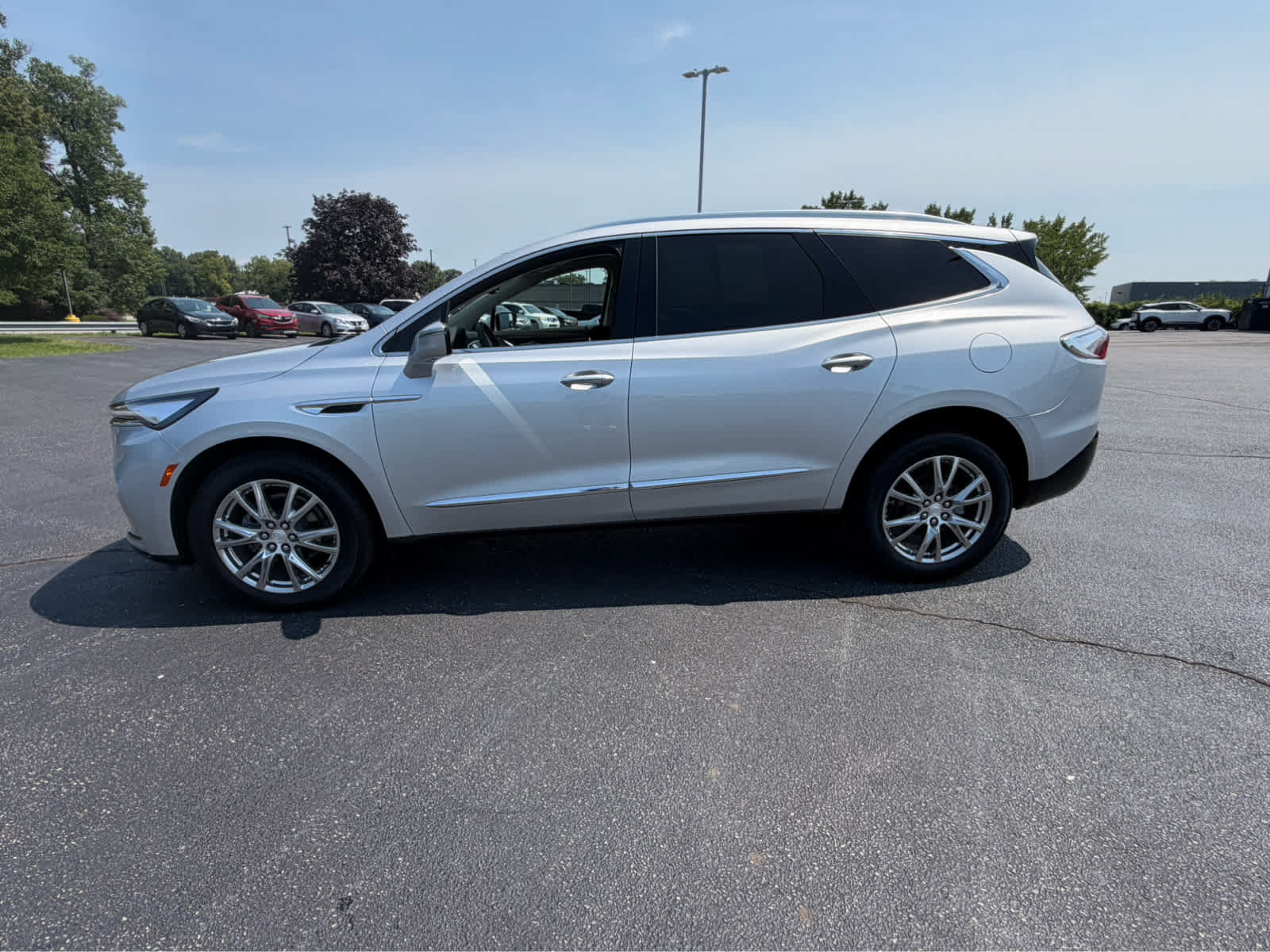 Used 2022 Buick Enclave Premium w/ Surround and Sites Package AWD/4WD image 6