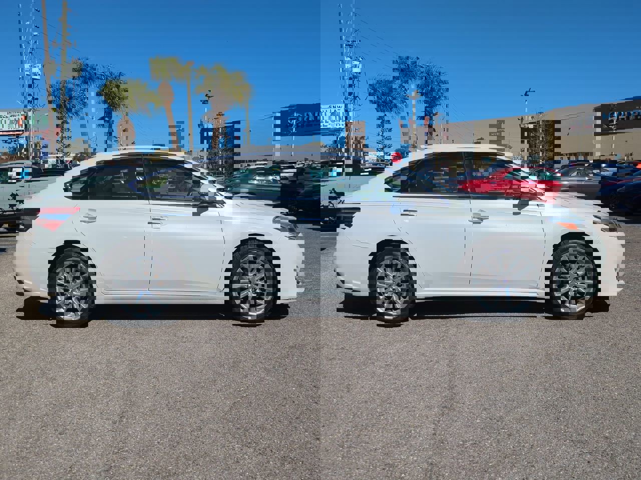 Used 2014 Toyota Avalon Limited image 3