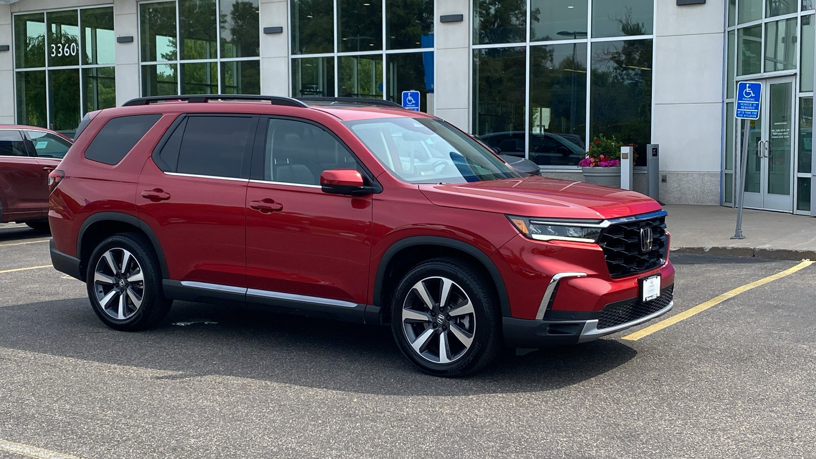 Certified 2025 Honda Pilot Touring image 1