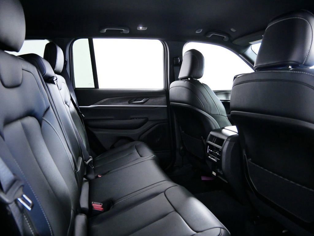 Certified 2024 Jeep Grand Cherokee Limited w/ Black Appearance Package image 27