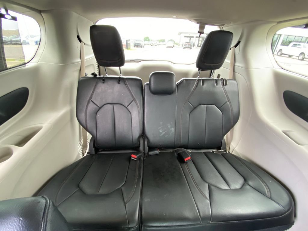 Used 2020 Chrysler Pacifica Touring-L FWD image 32