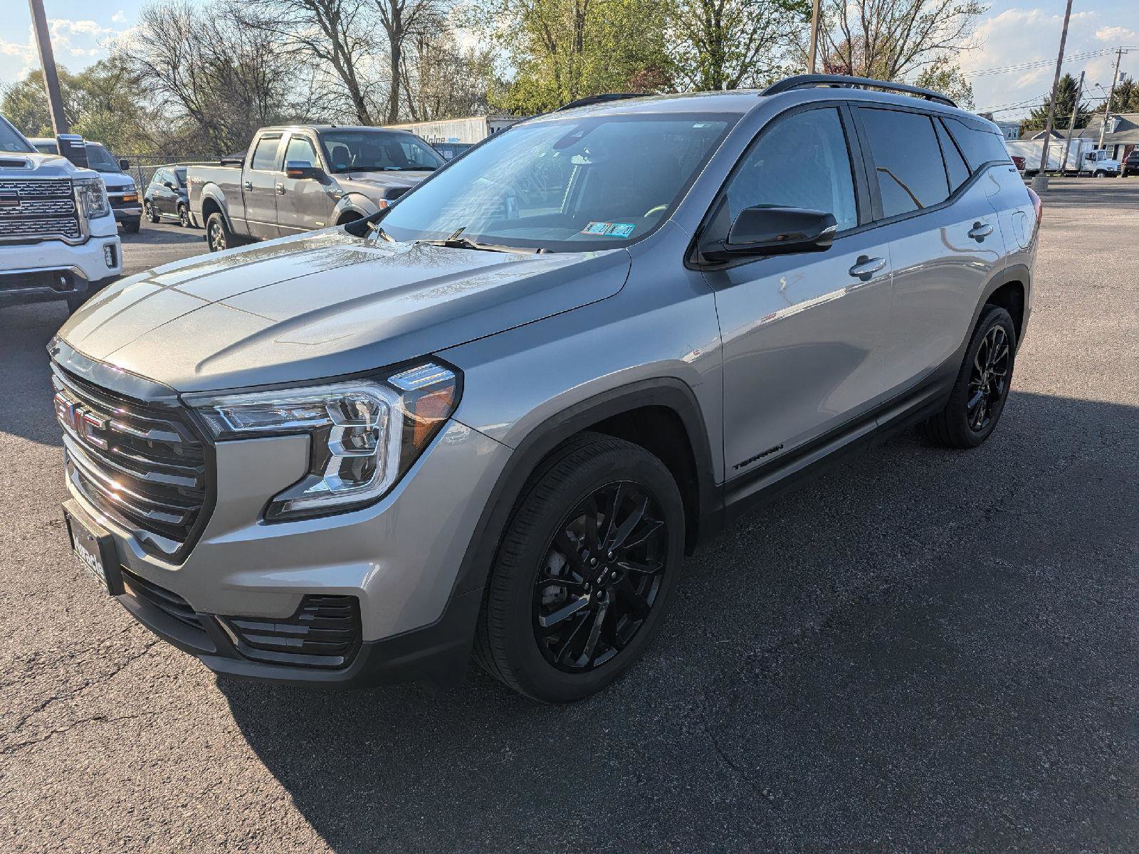 Used 2023 GMC Terrain SLE w/ Elevation Edition AWD/4WD image 3