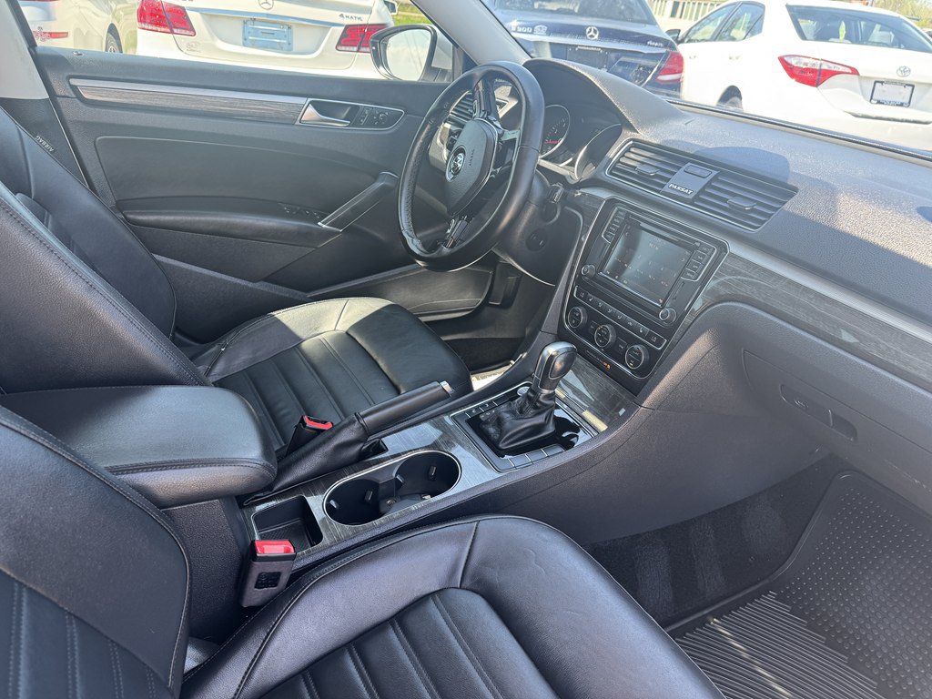Used 2018 Volkswagen Passat 2.0T SEL Premium FWD image 12