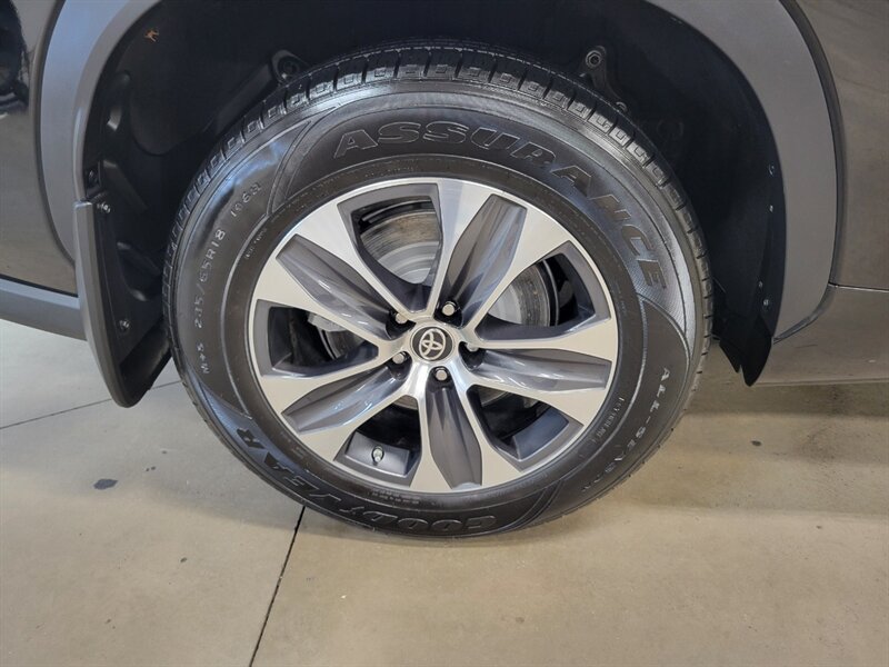 Used 2024 Toyota Highlander XLE AWD/4WD image 16